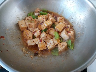 11、青椒溜豆腐,煸炒均匀