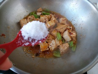 12、青椒溜豆腐,出锅前放入白糖提鲜