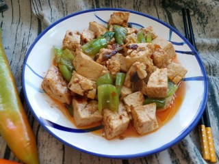13、青椒溜豆腐,装盘。