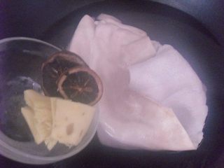 2、低脂美容的水晶皮冻,烧开一锅水，放入猪皮、盐、倒部分料酒，加上姜块、干柠檬片；