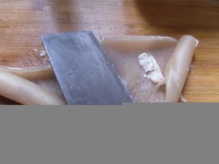 4、低脂美容的水晶皮冻,刮干净附在猪皮上的油脂，反面的猪毛也要清理干净；