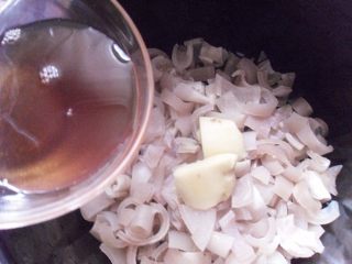 8、低脂美容的水晶皮冻,倒入自制料酒（用普通料酒也可以，自制的更香更好味哦）放入姜块；