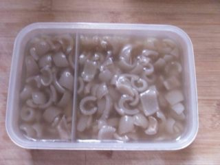 11、低脂美容的水晶皮冻,解压后倒出皮冻，用饭盒盛起，冷却后放入冰箱保鲜冷藏一晚；