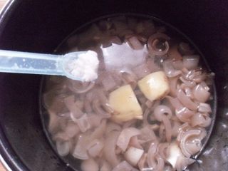 9、低脂美容的水晶皮冻,加上2碗左右清水，调入盐，鸡粉、胡椒粉；