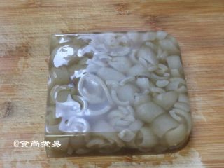 12、低脂美容的水晶皮冻,第二天取出皮冻，用小刀在饭盒内侧划一圈，倒扣饭盒、皮冻顺利脱模；