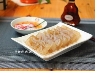 14、低脂美容的水晶皮冻,皮冻配上蘸料