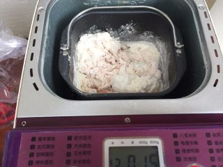 2、牛肉手擀面,启动，面包机的和面程序，一个15分钟；