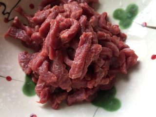 4、牛肉手擀面,牛肉，切成丝状；