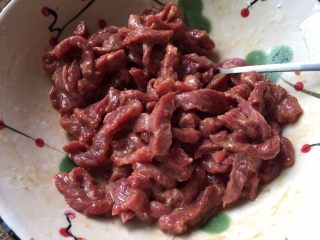 6、牛肉手擀面,搅拌，腌制10分钟；