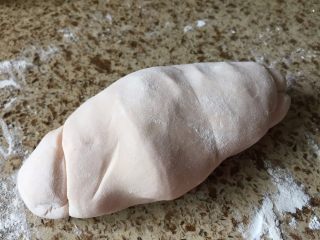 7、牛肉手擀面,醒发好的面团，揉成光滑的面团；