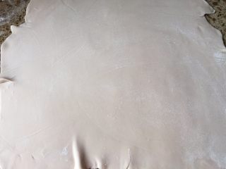 8、牛肉手擀面,擀成薄片；