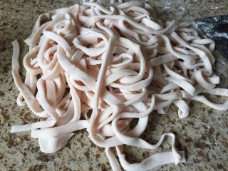 9、牛肉手擀面,拎几下，撒点干粉，以免粘；