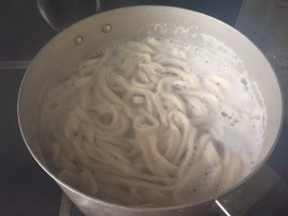 12、牛肉手擀面,煮开，断生；关火；待用；