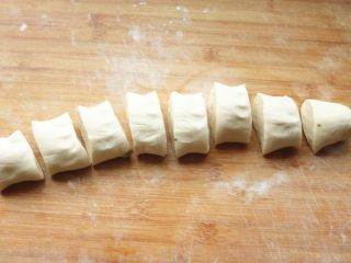 2、土豆丝卷饼,面团分成8份。