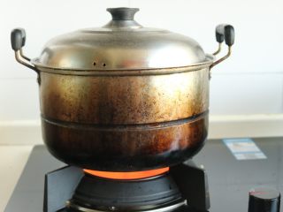 7、土豆丝卷饼,盖上盖子蒸,然后开始擀下一个饼,擀好之后,再打开盖子把饼摞在上面继续蒸。