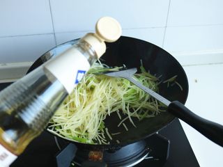 15、土豆丝卷饼,淋入白醋,加少许盐,炒匀。