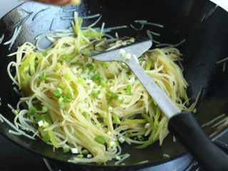 16、土豆丝卷饼,关火撒上小葱末,炒匀。