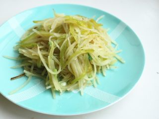 17、土豆丝卷饼,炒好的土豆丝装盘待用。