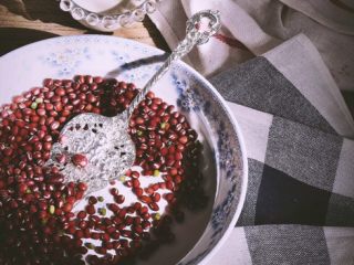 1、绵软红豆包(普通面粉 健康少油),做蜜红豆：将红豆泡入水中过夜