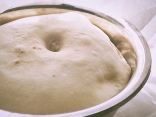 5、绵软红豆包(普通面粉 健康少油),揉好的面团盖上保鲜膜发酵至两倍大 (手指沾面粉戳一个洞 不回缩不塌陷即为发酵成功)