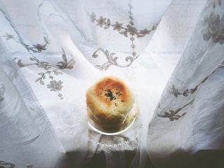 8、绵软红豆包(普通面粉 健康少油),^_^刚出炉时热腾腾的 内里满满的红豆非常软糯 和松软拉丝的外皮很搭