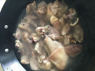 1、【土鸡山蘑菇汤】山珍野味、补气补虚、赶走疲劳,土鸡切块洗净焯水