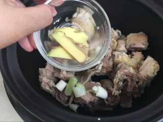 5、【土鸡山蘑菇汤】山珍野味、补气补虚、赶走疲劳,放姜片少许