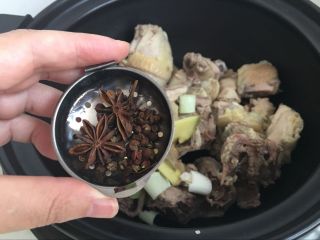 7、【土鸡山蘑菇汤】山珍野味、补气补虚、赶走疲劳,把塞了大料和花椒的调料盒也放入