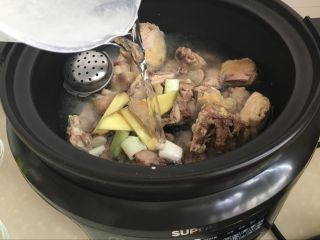 8、【土鸡山蘑菇汤】山珍野味、补气补虚、赶走疲劳,倒入适量的水