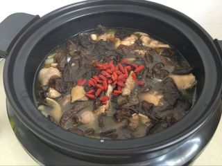 13、【土鸡山蘑菇汤】山珍野味、补气补虚、赶走疲劳,再煮几分钟