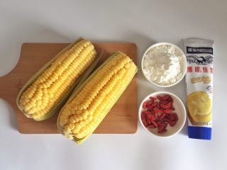 1、枸杞玉米烙,准备食材，玉米剥皮洗净。食料分量可制作两个玉米烙。