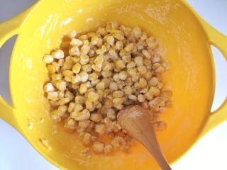 5、枸杞玉米烙, 加入粟粉继续翻拌至每个玉米粒都裹上为止。