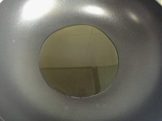 6、枸杞玉米烙,开小火，锅内倒入少许油加热。