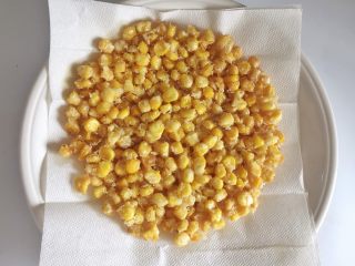 10、枸杞玉米烙,吸油纸吸去玉米烙正反两面的油。