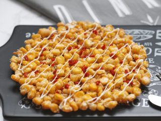 12、枸杞玉米烙,装盘后撒上枸杞碎，挤上少许香甜色拉酱。