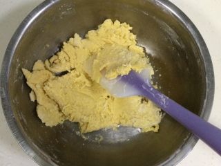 8、葡萄干奶酥,用刮刀翻拌均匀,无干粉状态即可。