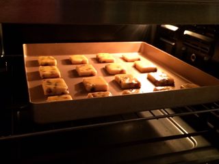 15、葡萄干奶酥,入预热好的烤箱中层,上下火,175度15分钟,直至表面金黄色。