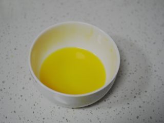 1、蜜桃乳酪派,蛋黄和水均匀搅拌，再加入细砂糖和盐，拌匀放入冰箱冷藏待用