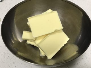 2、蜜桃乳酪派,黄油取出切块，无需软化黄油