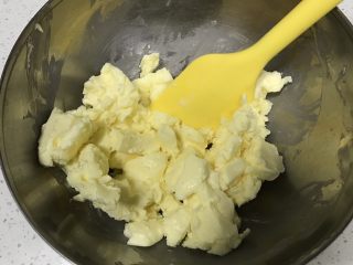 3、蜜桃乳酪派,用硬刮刀切成小块，并且拌到稍微润滑