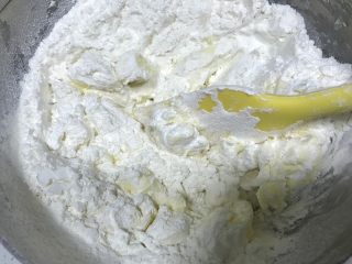 4、蜜桃乳酪派,筛入低筋粉，切拌均匀