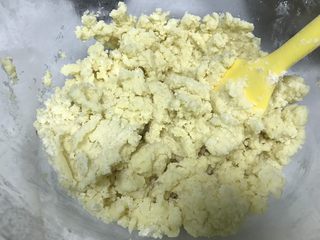 5、蜜桃乳酪派,拌到看不见干粉，倒入冷藏好的蛋液，再拌匀