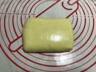 7、蜜桃乳酪派,面团整形成方形，厚度2cm，用保鲜膜包好，放入冰箱冷藏，做好的派皮是400g。可以做两个派的份量。