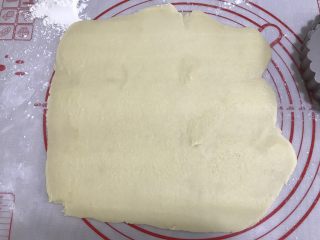 8、蜜桃乳酪派,第二天，取出派皮，台面撒少许手粉，用擀面杖先敲打派皮，再慢慢擀成圆形，厚度约4毫米