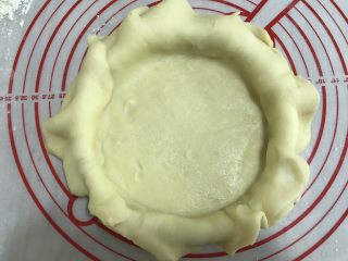 9、蜜桃乳酪派,将面皮放在模具中，底边压到底