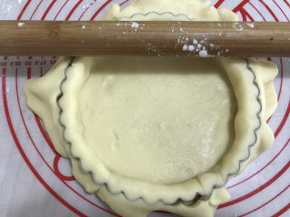 10、蜜桃乳酪派,用擀面杖切去多余的边缘，大约使用了160g面皮