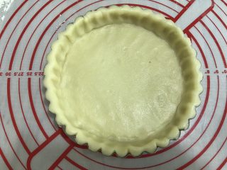 11、蜜桃乳酪派,再将边缘捏出花形，多余的再去一次，放入冷冻室2小时