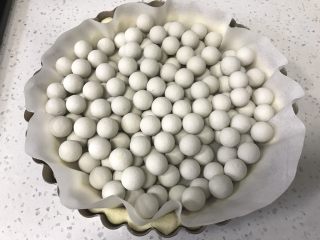 12、蜜桃乳酪派,预热烤箱190度，派皮上放油纸和重石。