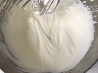 16、蜜桃乳酪派,放入牛奶搅拌均匀