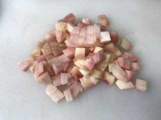 17、蜜桃乳酪派,蜜桃半个切块待用